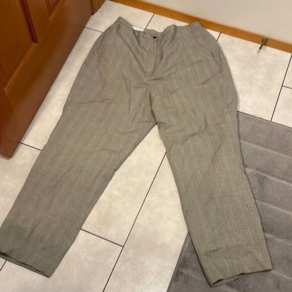 Larry Levine Black & White Stripped Woman’s Slacks - Picture 1 of 10